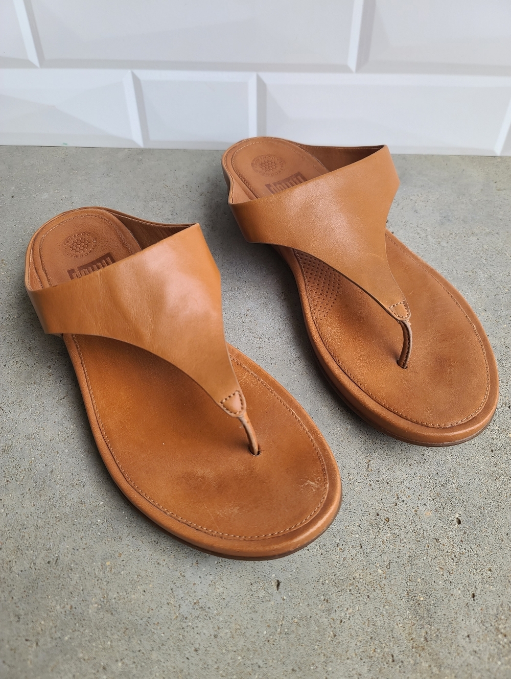 FitFlop Shuv Light Tan Leather Minimalist Toe-Post Ergonomic Thong Sandals 10